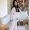 Almohada larga de terciopelo lechoso para mujeres, diseñada para dormir con las piernas recogidas, dormir de lado, respaldo de sofá, cojín de respaldo para sala de estar, nuevo estilo 2026