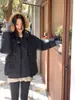 Chaqueta de Plumón Corta de Algodón Bai Ling'Er para Mujer Invierno 2025 Nueva Super Bonita Acolchada Gruesa con Capucha
