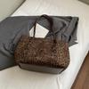 Bolso de Moda Versátil con Estampado de Leopardo Gran Capacidad para Mujer Casual Retro Bolso Tote Simple para Viajes Diarios Bolso Cubo Comercio Exterior Transfronterizo