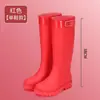 Botas de chuva estilosas, antiderrapantes femininas de cano alto duráveis para cozinha, quentes, impermeáveis, de borracha com pelúcia, botas de chuva para adultos em estilo coreano