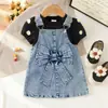 26 Comércio exterior transfronteiriço infantil verão novo camiseta preta de bolinhas + macacão jeans retrô, estiloso e moderno, em estoque