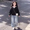 Conjunto Versátil de Dos Piezas para Niñas: Sudadera con Capucha y Cremallera de Manga Larga Estilo Universitario Nuevo y Jeans con Lazo 2026