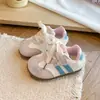 Zapatillas de moda para niñas 2026 otoño e invierno nuevo estilo zapatillas versátiles con lazo para niños zapatillas elegantes con suela blanda zapatillas de entrenamiento alemanas
