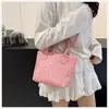 Bolso Tejido Artesanal de Alta Gama con Textura para Mujer, Nuevo Modelo 2025 Elegante Bolso de Cesta con Doble Asa y Colgante