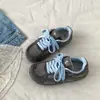Zapatillas de entrenamiento alemanas versátiles de bloques de color para mujer, nuevo modelo de otoño 2026, zapatillas planas deportivas casual versátiles retro de moda