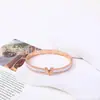 Pulseiras de Casal de Luxo Leve de Alta Qualidade, Aço Titânio Abertas com Design de Nicho, Pulseiras Modernas Populares Estilo Ins