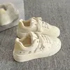 Sapatos Casuais Versáteis de Desenho Animado Fofo 2026 Nova Chegada Primavera Verão Design de Nicho Tênis Moda Sola Grossa Bordado Sapatos Femininos
