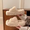 Chinelos super modernos, com sola grossa, tiras cruzadas e pelúcia para mulheres, perfeitos para usar ao ar livre, novo estilo outono/inverno 2026, para uso interno e em casa, bico aberto, chinelos de algodão com uma tira