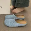 Medias zapatillas cerradas de estilo francés versátiles con diseño calado para el hogar para mujer, nuevas sandalias planas transpirables de verano para exteriores