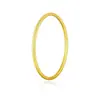 Estilo boutique de oro, pulsera tradicional chapada en oro, una pieza de joyería ligera y versátil para el uso diario, con un diseño de banda sólida y lisa, disponible para venta al por mayor