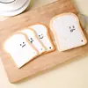 Esponja de pulpa de madera comprimida que se expande al contacto con el agua, con forma de tostada, utilizada para fregar ollas y sartenes, un paño de limpieza para la cocina y una esponja de pulpa de madera.