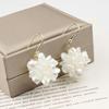 Pendientes de bola de flor blanca Mori con aguja de plata, súper hada suave, pequeños pendientes de flor de perla de temperamento suave y fresco, al por mayor