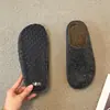 Zapatos sin cordones estilo Birkenstock con forro de felpa para mujer para otoño e invierno, con diseño de punta cerrada, estilo media pantufla y estética retro coreana, lo que los hace versátiles y fáciles de combinar con varios atuendos.