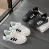 Zapatillas clásicas con puntera de concha, nuevo modelo primavera-verano 2026, parte superior de piel con suela de parche y cierre de velcro, aptas para niños y niñas, zapatos escolares para niños