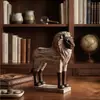 Artesanato criativo de resina retrô imitação de escultura em madeira grão de madeira leão ornamento estilo americano sala de estar armário de vinho decoração de casa estante