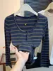 Camiseta de Manga Larga a Rayas con Bloques de Color Diseño Otoño 2026 para Mujer, Adelgazante, Versátil, Botones, Cuello Bajo en U, Prenda Base