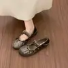 Zapatos Mary Jane únicos con diseño plisado y tachuelas para mujer, nuevos zapatos de suela fina con correa de gamuza para primavera/otoño 2026 para mujer