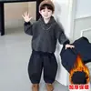 Conjunto Espeso con Felpa para Niños Invierno 2025 Nuevo Estilo Infantil Moderno Fresco Elegante Sudadera Chaleco Conjunto de Tres Piezas Rayado