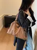 Bolso bandolera retro de otoño e invierno para mujer, nuevo bolso tote de moda y genial con tachuelas 2025, bolso de mano de gran capacidad para viajes