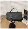 Bolsa de Noite de Couro Macio com Padrão Trançado Nova Coleção Primavera/Verão 2026 Bolsa Baguete Vintage Bolsa Sanfonada Bolsa de Mão Estilo Horizontal Bolsa Transversal para Mulheres