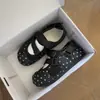 Sandalias cerradas de suela gruesa con lunares y velcro para mujer, nuevas de verano 2026, versátiles, huecas, transpirables, deportivas casuales