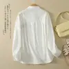 Tiro real: Camisa branca de algodão e linho de manga longa, bordada geometricamente, casual e elegante, com visual profissional, exalando elegância e efeito emagrecedor, para mulheres.