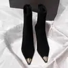 Botines de Tobillo Negros de Tacón de Aguja con Temperamento de Cabeza Metálica de Nicho para Mujer 2026 Otoño/Invierno Nueva Llegada Punta Fina de Gamuza Botas Delgadas de Tacón Alto