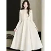 Vestido branco com pérolas estilo Hepburn + jaqueta curta de chifon floral, um conjunto feminino para primavera e outono