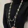 Colar Flor de Pérola com Cravação de Diamantes Longo Coreano para Mulheres, Corrente de Clavícula Dupla Camada, Corrente de Suéter de Luxo Leve e de Alta Qualidade