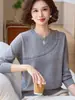 El popular suéter de punto con cordones diagonales y escote calado de este año es un nuevo estilo de otoño e invierno para madres, con un diseño simple y elegante de manga larga.