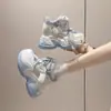 Zapatos de papá clásicos versátiles de suela gruesa que aumentan la altura para mujer, zapatillas de malla transpirables de moda para personas bajitas, otoño 2026