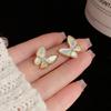 Pendientes de mariposa de nácar natural de lujo ligero de moda francesa aguja de plata s925 temperamento simple suave comodín pendientes al por mayor