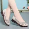 Sapatos Femininos de Verão em Couro Macio com Renda Vazada, Sapatos Finos Respiráveis de Solado Único, Sapatos Confortáveis de Mãe com Solado Macio, Sandálias de Solado Plano para Pessoas de Meia-Idade e Idosos