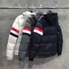 TB Tom Winter Manga Izquierda Raya Roja Blanca Azul Chaqueta de Plumas Abrigo Casual para Hombres y Mujeres Abrigo de Plumas Cálido Versátil