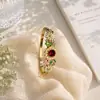 Pulseira Popular Transfronteiriça de Esmalte Girassol com Gotejamento de Óleo, Joia com Design Vintage Vazado, Acessório de Mão Flor Margarida para Mulheres