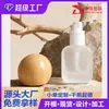 Nuevo producto personalizado: Botella cuadrada de vidrio esmerilado de 30 ml con base gruesa para base de maquillaje, con tapa de madera de bambú y cabezal de bomba de presión para loción sérum