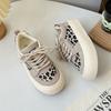 Sapatos da Moda Combinam com Tudo Solado Grosso Combinam com Tudo Design de Leopardo Senso de Design 2024 Novo Outono Tênis Casuais Sapatos Brancos TP506