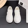 Zapatillas blancas de suela gruesa para aumentar la altura para mujer, nuevos zapatos blancos casuales de verano, zapatillas blancas versátiles de plataforma estilo coreano súper cómodas para mujer