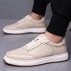 Zapatos de hombre de piel de vaca de primera capa, primavera 2025, nuevos zapatos de tabla de suela blanda de cuero transpirable blanco, zapatos deportivos ligeros y versátiles