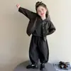 Nueva Chaqueta de Cuero para Niños de Primavera/Otoño Ropa Exterior Conjunto Casual de Tres Piezas para Niña Conjunto de Sudadera con Capucha y Cremallera para Niños Moderno