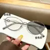 Gafas de lectura que cambian de color con montura metálica personalizada y perlas, admite logotipo personalizado en la patilla, elegantes gafas de lectura tanto para interiores como para exteriores