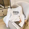 Camiseta Feminina de Manga Longa com Estampa de Letras Estilo Americano, Um Ombro Só, Estilo Primavera e Outono, Cintura Franzida, Top Base Off-Shoulder