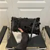 Bolsa Pequena da Moda para Mulheres Outono 2025 Nova de Nicho Texturizada com Corrente de Lantejoulas Pequena Quadrada Estilosa Bolsa de Ombro Transversal