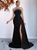 Vestido de Noite Estilo Novo Europeu e Americano de Luxo Leve com Gola Halter e Pedrarias, Modelo Sereia Justo na Cintura com Fenda Lateral e Cauda para Banquetes