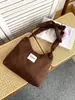 Nova bolsa de axila vintage de camurça para outono e inverno, bolsa de ombro versátil e feminina para o outono, bolsa leve estilo coreano para o dia a dia