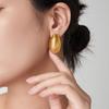 Pendientes en forma de C de acero de titanio con diseño de líneas de textura multicapa geométrica de estilo hip-hop único europeo y americano.