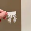 Brincos de borboleta com franjas douradas, brincos estilo feriado, acessórios de orelha únicos de luxo leve, brincos nicho femininos de luxo leve e de alta qualidade