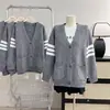 Suéter de punto con tres rayas para hombre y parejas, cárdigan de cuello en V, estilo old money, otoño e invierno, venta al por mayor de fábrica transfronteriza