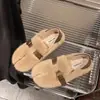 Chinelos peludos para o outono e inverno para mulheres, sapatos de algodão para uso externo em novo estilo 2026, sapatos da moda com sola plana, tendências, sola macia
