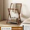 Cabide de roupas dobrável, um item doméstico para colocar roupas ao lado da cama à noite, uma solução de armazenamento conveniente para o quarto, um organizador simples e fácil de usar